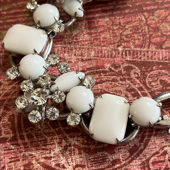 Amazing vintage D & E Juliana white milk glass and clear rhinestone bracelet - Picture 4 of 7